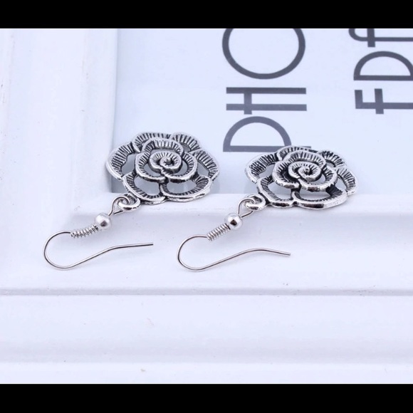 NEW!💙💎🌹BOHEMIAN STYLE ROSE DROP EARRINGS!🌹💎💙 - Picture 5 of 8